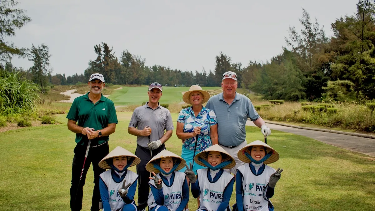 Entrants and caddies